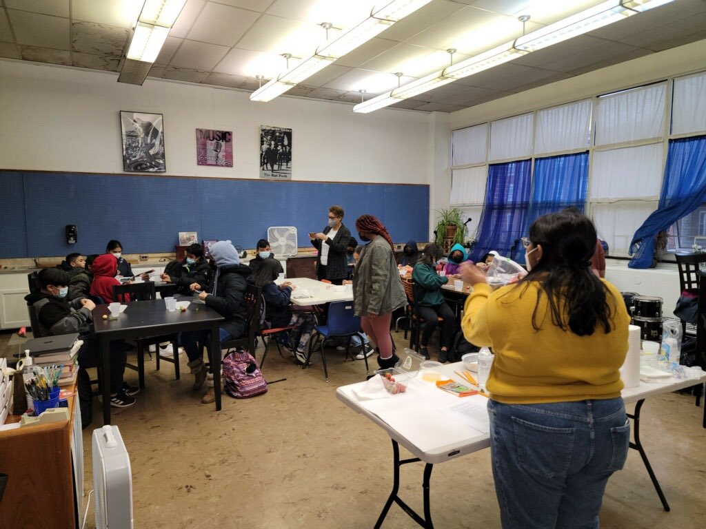 _ACLAMO_'s tweet photo. Students from @BrynMawrCollege worked with ACLAMOโs ADELANTE Middle School students to teach them about DNA through hands on activities and experiments! The kids were so excited! #ACLAMOSTEM #education #ACLAMOYouthProgram https://t.co/ziU9f8x3AO