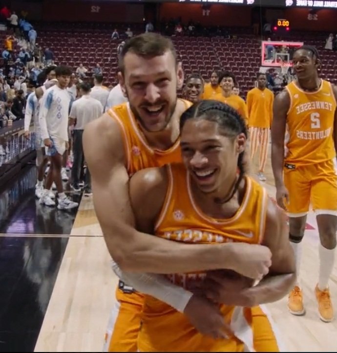Davis_85's tweet photo. @Vol_Hoops  @Realzakaiz @urosp34 Long lost twin brothers from NY, Serbia.
#VFL #TWINS 🍊🏀 https://t.co/P77yq8ax1s