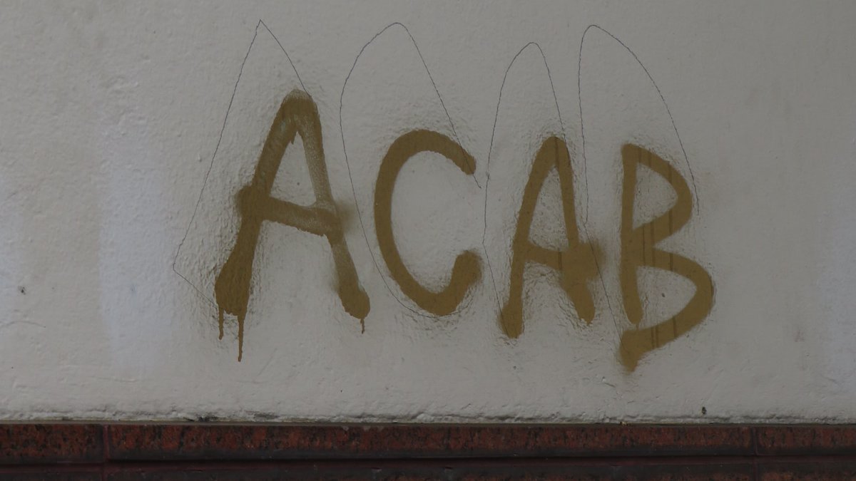 🇸🇪 : jäveln 
🇬🇧 : bastard