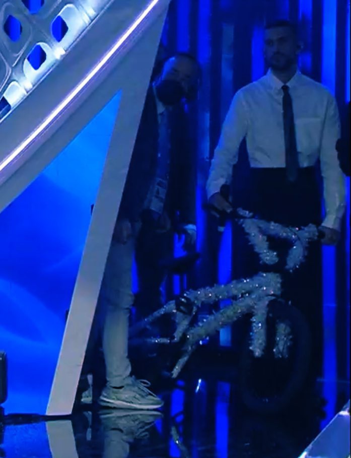 llyfrausandrain's tweet photo. mahmood nell'ombra che osserva silenziosamente l'ennesima minchiata fatta da blanco 💀 #sanremo2022 https://t.co/yOYJEmQiRL