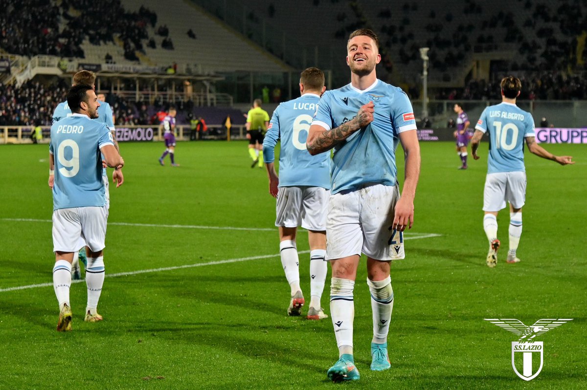 OfficialSSLazio's tweet photo. 🎸 @SanremoRai, siamo in ritardo per la serata dei duetti? 

Questa sera si sono esibiti due tenori non male 😉
#Sanremo2022 
#CMonEagles 🦅 https://t.co/Ddl3jhJVEW