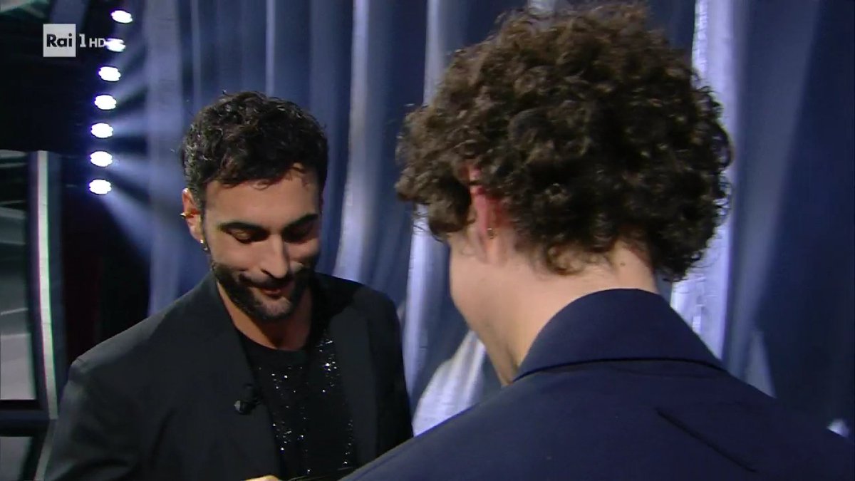 Marco Mengoni, leggimi un tweet in cui mi dici che mi vuoi bene ❤️ #MengoniSanremo2022 #Sanremo2022