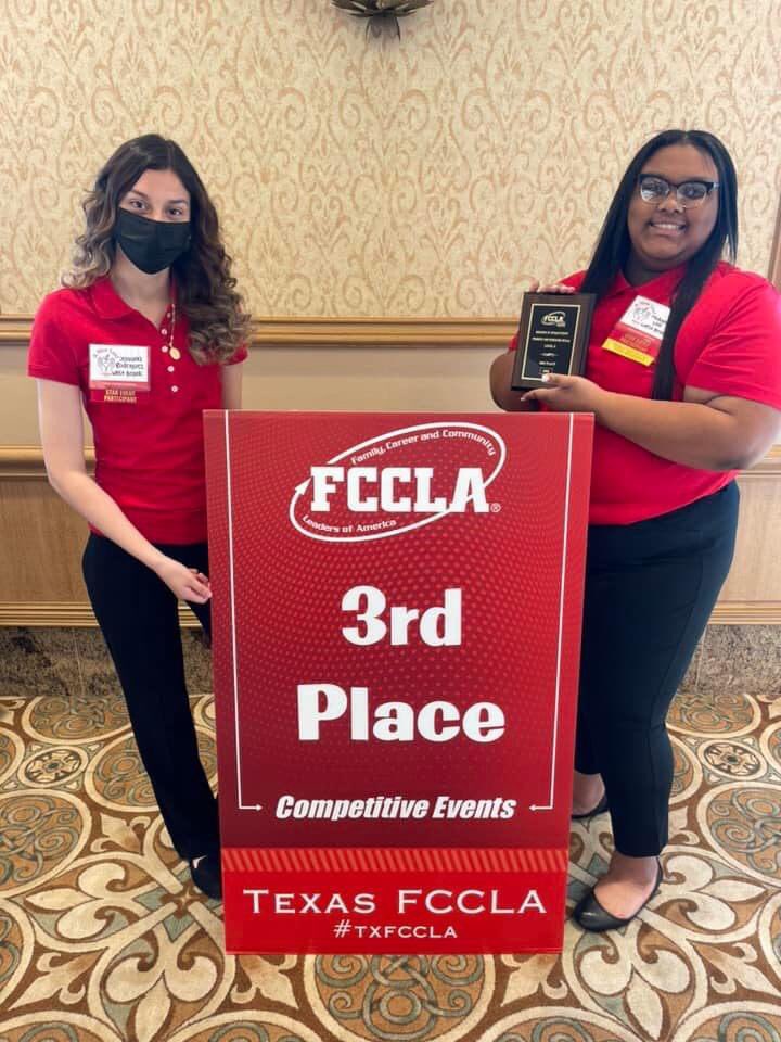 WestBrookHS's tweet photo. BruinProud 🔴🐻🔵 FCCLA is going to STATE in April. 👏🏼🥇🥉
Kaleigh - 1st place in Interpersonal Communications with her project over suicide in teens.
MaKenna &amp; Jeovana - 3rd place in Promote &amp; Publicize, where they showcase our organization. https://t.co/jdzclowU5T