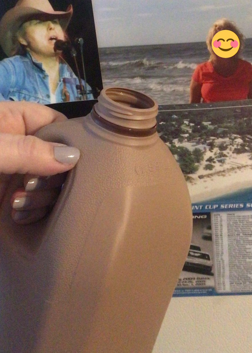 WildFlower_0121's tweet photo. Who has time for a glass!?!?
#DoesABodyGood 🥛🍫
#Savage https://t.co/gGubVdffS6