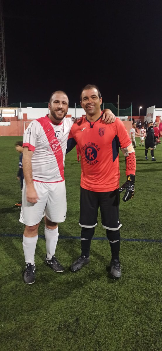 CAlbaida's tweet photo. Muchos partidos juntos, muchos goles uno y muchas paradas el otro. Dos leyendas juntas en el césped de Albaida.
Cotorra y Bernardo #LeyendasDeAlbaida https://t.co/LV4MZidqqe
