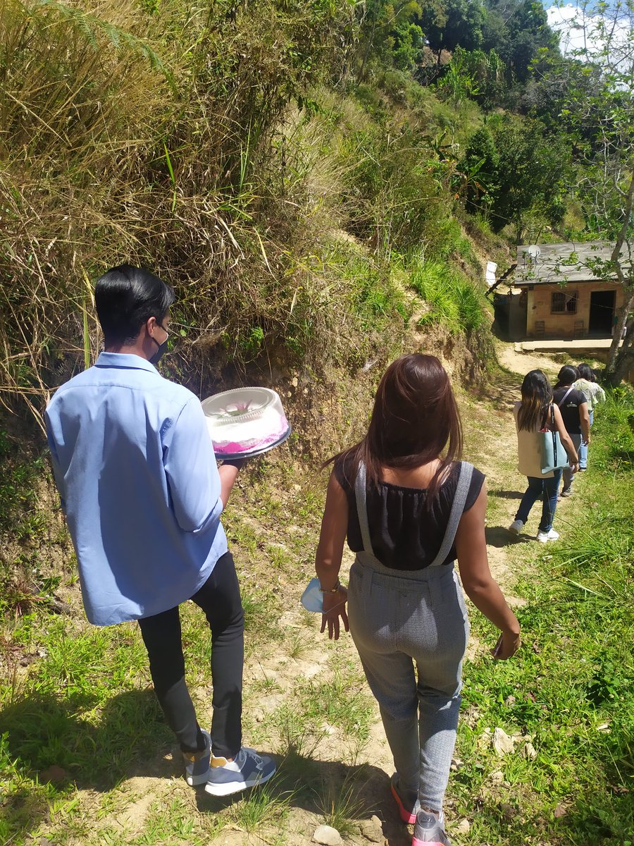 isaacdrivass's tweet photo. Hoy #05Feb estuve de visita por el sector La Hoyadita de nuestra #ZonaRural acompañado por miembros de la @JADelhatillo y vecinos. Caminamos y hablamos con nuestros vecinos y aprovechamos de llevar un presente a la maestra Virginia, una querida vecina y maestra de primaria. 🧵 https://t.co/8yNk18JJy5