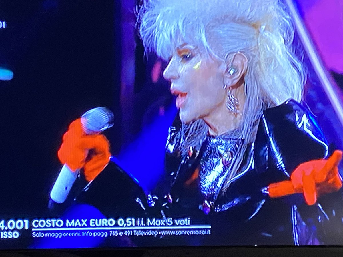 E non c’è anticipo o ritardo
E se rimango vengo ripetutamente
E non m’importa del pudore
Delle suore me ne sbatto totalmente
E non mi fare la morale
Che alla fine, se Dio vuole è solamente
Una questione di #chimica <a href="/Rettore_/">RETTORE</a> <a href="/ditonellapiaga/">ditonellapiaga</a> #Sanremo2022