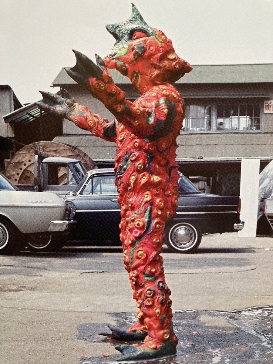 Kazz50 S Tweet ウルトラセブン 第45話 円盤が来た 実相寺 色が出た異色の作品 いつもどおり 円盤 宇宙人が登場 するのだが 激しい戦闘シーンという ものがなく シャボン玉と光の映像で セブンとペロリンガ星人の闘いを 映像で見せた ペロリンガ星人は 没の