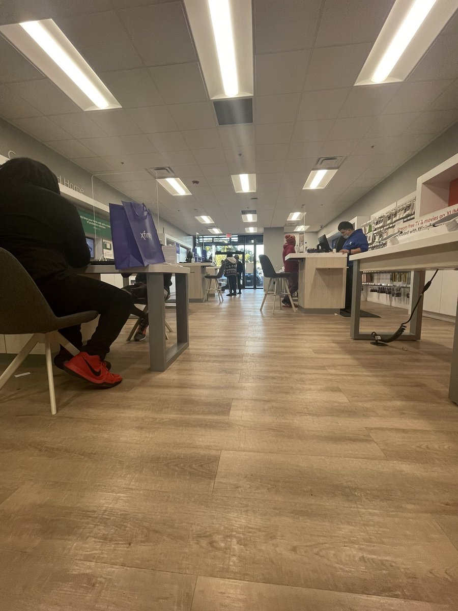 MatiasBlufox's tweet photo. 3 associates working on 5 mobile lines total. Talk about a Pack mindset at bellaire 🙏🏼 💯 #blufox #blufoxmobile @darin_furillo @Shan_Caldwell01 https://t.co/NlY97SEyCd