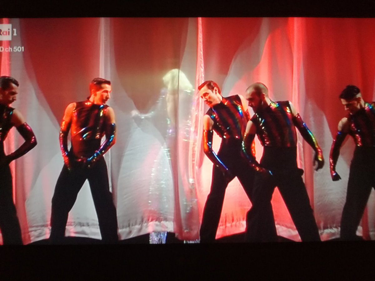 umicrossing's tweet photo. Questo momento, secondo me:
@FaridaKant nei panni di Raffaella Carrà e la pit crew
#Sanremo2022 #dragraceitalia https://t.co/s0Ru9XfRHD