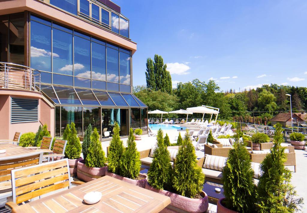 InfoDestination's tweet photo. Hotel Premier Aqua - Adults Only - Vrdnik😀
https://t.co/xUCPXngbOx👍
*
#vrdnik #serbia #mp_serbia #europe #earthofficial #visitserbia #mp_traveldestination #passionpassport #heatercentral #instagram #instagood #travelawesome #wanderlust #beautifuldestinations #stayandwander #a✴️ https://t.co/X0dU8asyGg