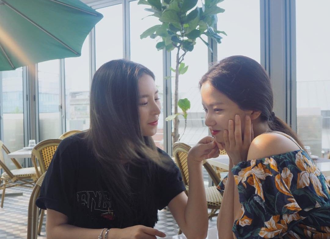 xiaojinult's tweet photo. Yujin with her Tings 🥺❤️ https://t.co/qGkU49Bzn3