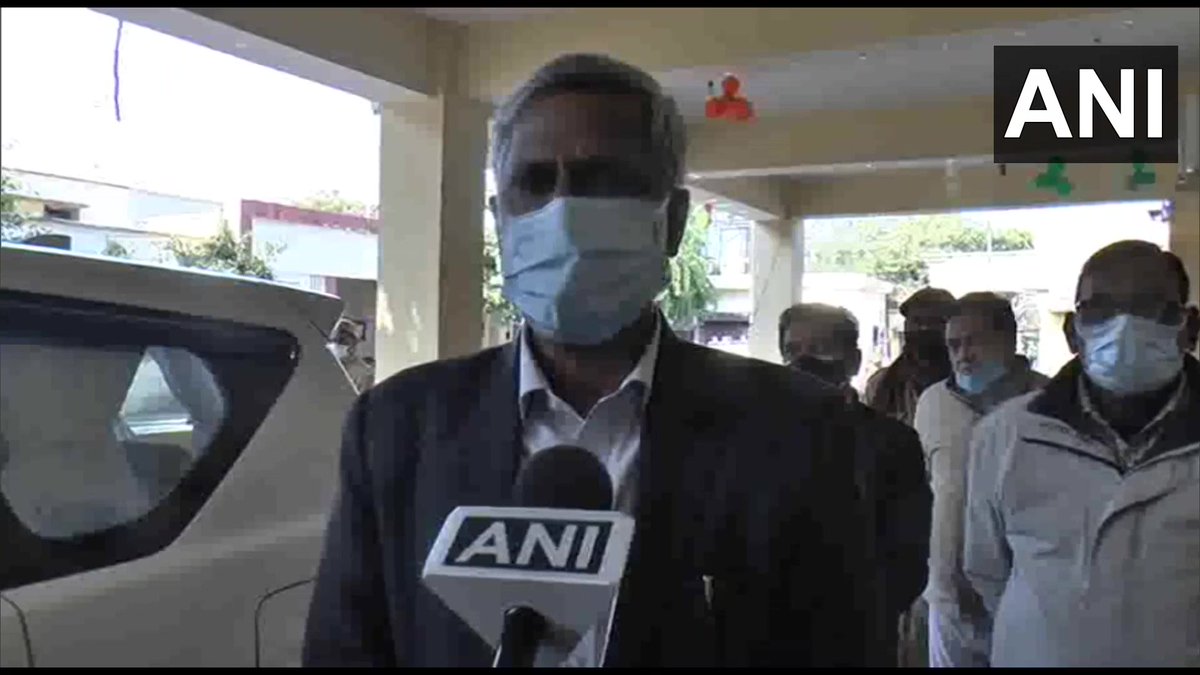 UP | Following the instructions of EC, the Returning Officer in Moradabad reached houses of specially-abled and people above 80 yrs old to vote

18 teams have been set up in district, which are going to people’s homes and taking votes: Moradabad DM Shailendra Kumar Singh (05.02)