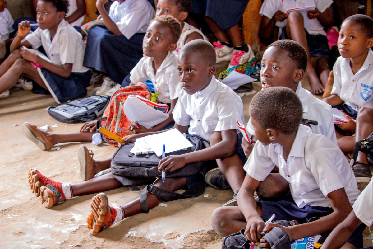 EBozoko's tweet photo. Bonjour cher réseau
En pleine capitale de Kinshasa précisément dans la commune de Ngaliema nous avons été choqués de voir nos enfants, petites sœurs et petits frères étudier en étant assis à même le sol dans des écoles presque rouillées.
 #impactfondation #rebooster l'éducation https://t.co/jDzAQ0AN3n