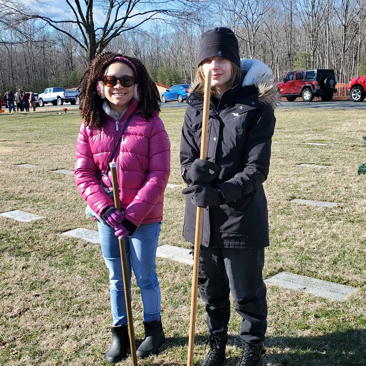 Never forget to Remember🎗 Honor🇺🇸 Teach❤ Wreath Recovery this morning at Quantico National Cemetery.

"Pioneering change through community service."

#youthservice #dobetter #helpothers