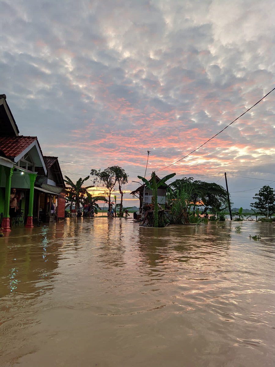 Hujan Deras Semalaman Membuat Beberapa Desa di Kecamatan Sragi Terendam Banjir
Selengkapnya 👇
instagram.com/p/CZnUpM4PFE4/…