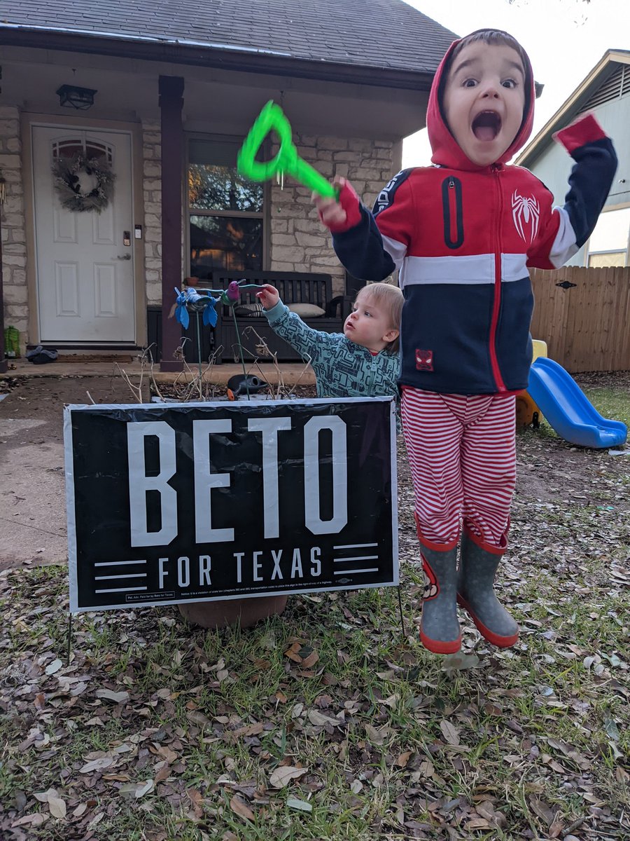sassybearkat's tweet photo. Jumping for joy that we got our @BetoORourke pride out in the front yard! #BetoForTexas #mothersagainstgregabbott https://t.co/5lOAECI2kz
