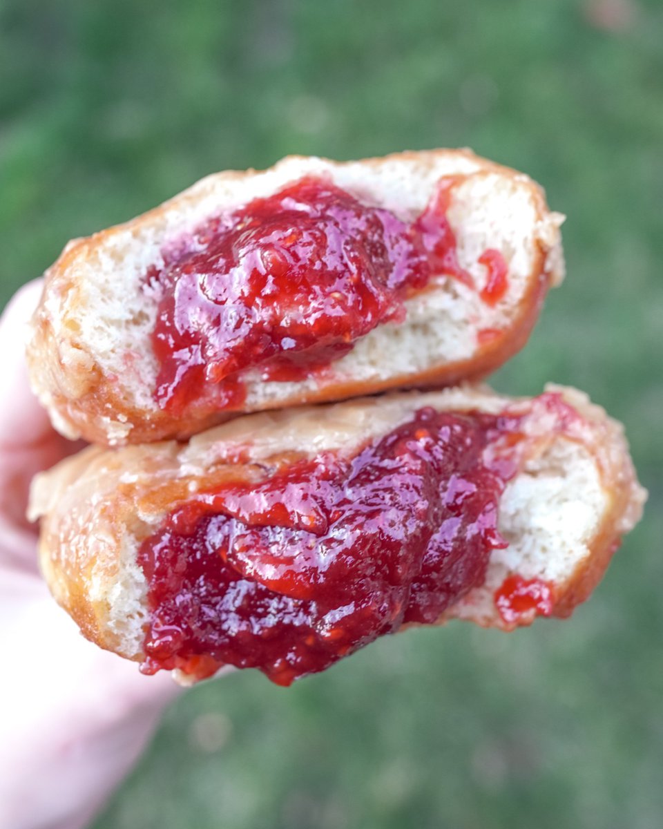 MightyODonuts's tweet photo. Our PB&amp;J donut is a decadent twist on your childhood favorite, it's filled with delicious organic raspberry jam and topped with our homemade peanut butter glaze! #PBandJ #ShopSmallSeattle #Organic #Housemade https://t.co/olVtxhduUG