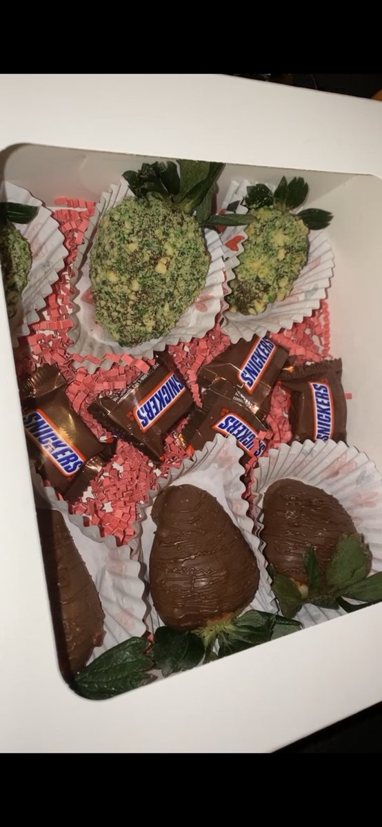 _AkeemJ's tweet photo. still taking orders till Valentines day, here are some of the berry options available. 
🍓They’re regular berries and THC infused berries please be specific on which ones youd like when ordering https://t.co/fQLb7KQKyv
