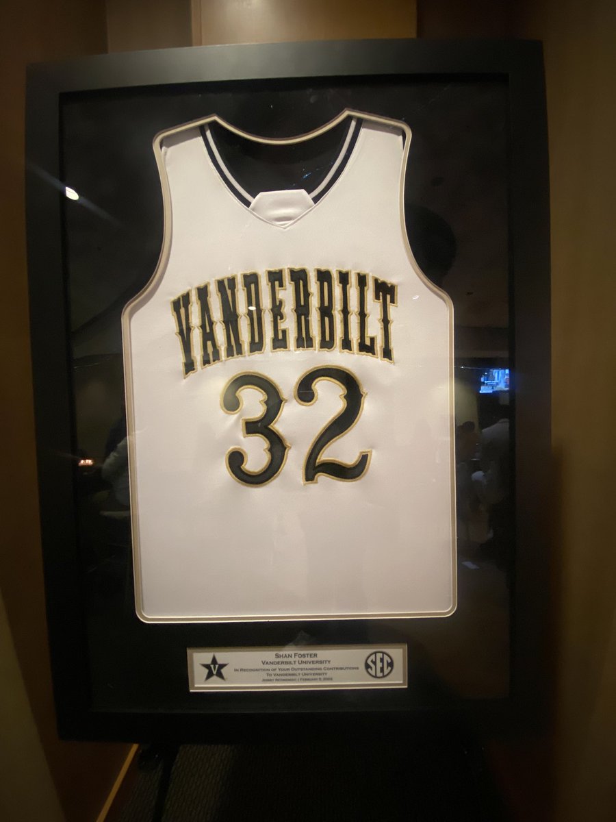 OfficialDeeBee's tweet photo. Born &amp; raised in Memphis. Reside in Miami. But, Nashville will always feel like HOME. No chance I’d miss my brother’s (@shanfoster_32) jersey retirement after all we shared. Happy to see the “V-Unit” crew &amp; celebrate. #32Forever
ps Great win @VandyMBB ⚓️⬇️ https://t.co/GXLBBDxNzU
