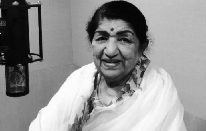 ParasAsati18's tweet photo. Today it has to be said with great sadness that Bharat Ratna in the world of our country's nightingale music and Shri Lata ji, who extracts melodious voice from his music, has passed away, may God rest his soul in peace.🙏😔#lataji #LataDidi https://t.co/xkVffFCOk3