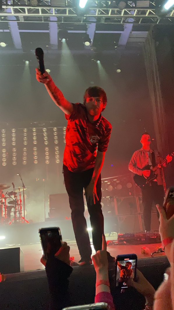 HLDTour's tweet photo. Louis’ disapproval at fan’s avocado suit. 
#LTWTStLouis 
2.5.22  

📸: _sad_yeeyee_ https://t.co/8WlHQ931Sa
