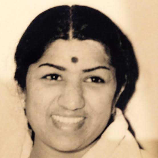 SanahMoidutty's tweet photo. Lag Ja Gale Ke Phir Yeh Haseen Raat ho na ho
Shaayad Phir Is Janam me Mulaaqat ho na ho 💔
Wish I could meet you once in my life. 
Your music was a window to your beautiful soul. Your music healed us and will continue to do so. 
Will miss you Lataji https://t.co/0G06dVzbbT