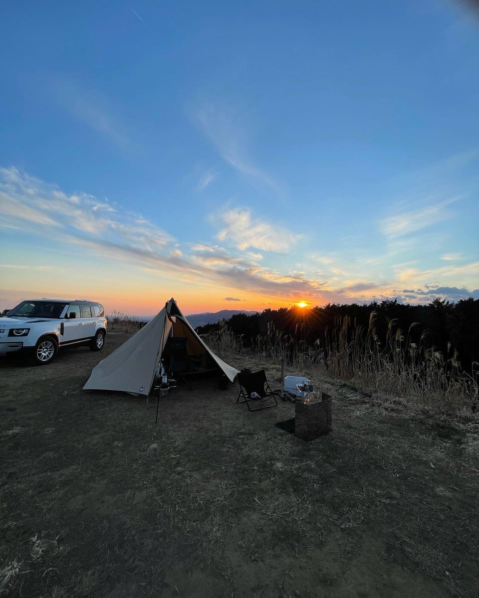 webadviser's tweet photo. キャンプでは、この夕暮れの時間帯がいい😌

あちこちで焚火を始め、ランタンが灯りだす・・🕔

この雰囲気が最高👍

https://t.co/euthFl2JDK https://t.co/ZQplp71KDR
