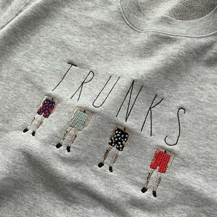 textilefabric's tweet image. 【月刊手紙舎 2月号 slowth特集】
困った様子のマスクマンを描いた「NO MONEY」や、トランクスを履いたすね毛のある脚が並ぶ「TRUNKS」など、slowthならではの個性溢れるスウェットが勢揃い！　クスッと笑える刺繍アートで、家族や友人とお揃いで楽しむのもおすすめです。
tegamisha.shop/?category_id=6…