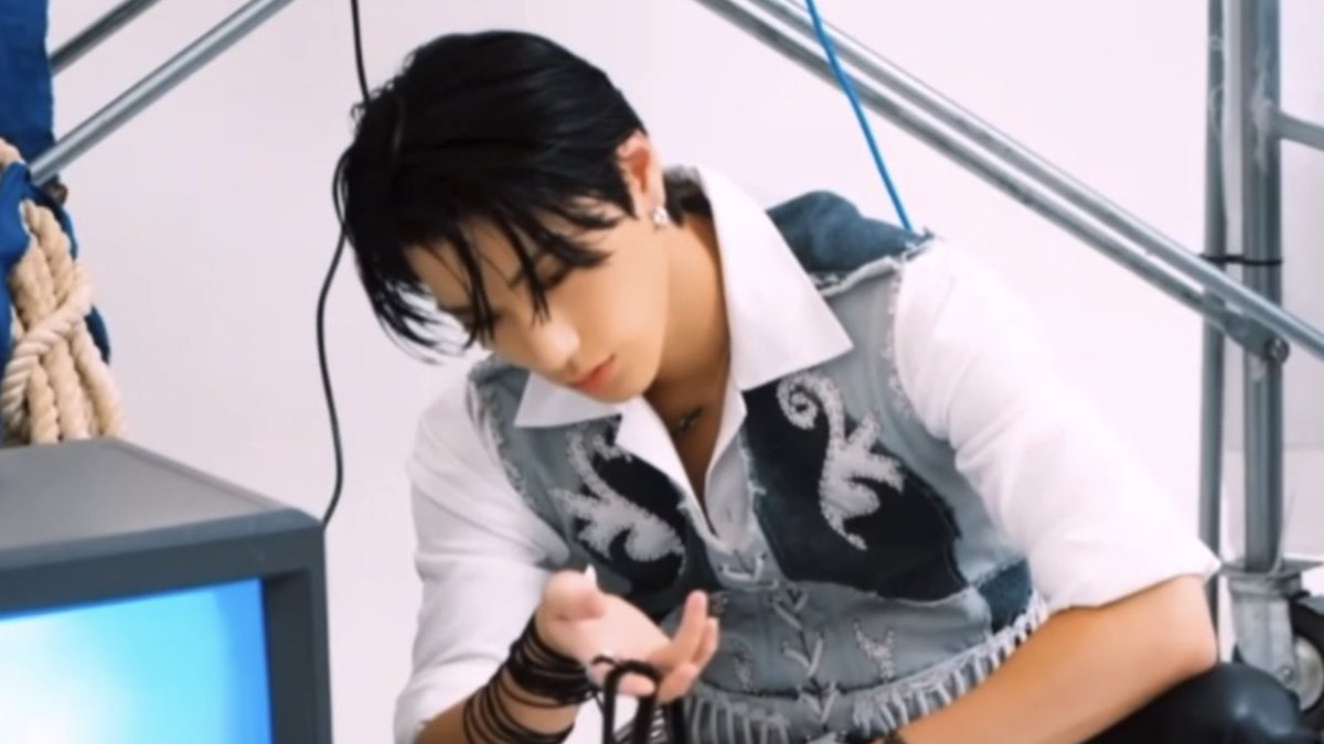 sankaissed's tweet image. san in pirates of the universe behind 🎥