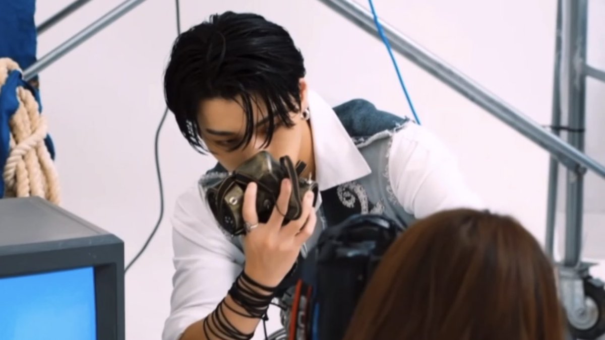 sankaissed's tweet image. san in pirates of the universe behind 🎥