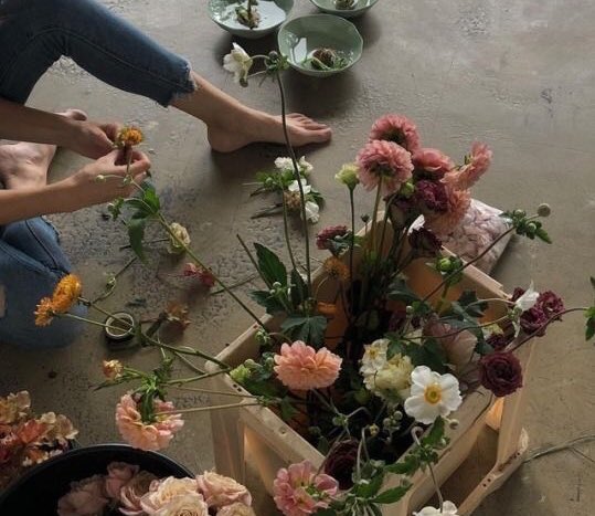 300moods's tweet photo. she fell in love with collecting art and buying flowers. https://t.co/ViLUXQVmfK