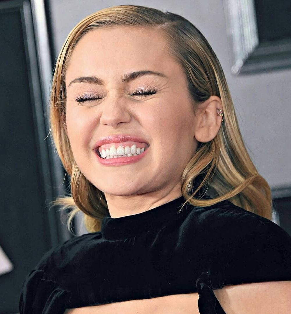 me alegra no estar en este momento pidiéndole disculpas a Miley Cyrus, y siempre haber estado desde el día 1 con ella, creyéndole, apoyándola y ser consciente del gran corazón que tuvo y tiene, siempre ha sido un angel que no merecemos, y muchos apenas se dan cuenta 😪