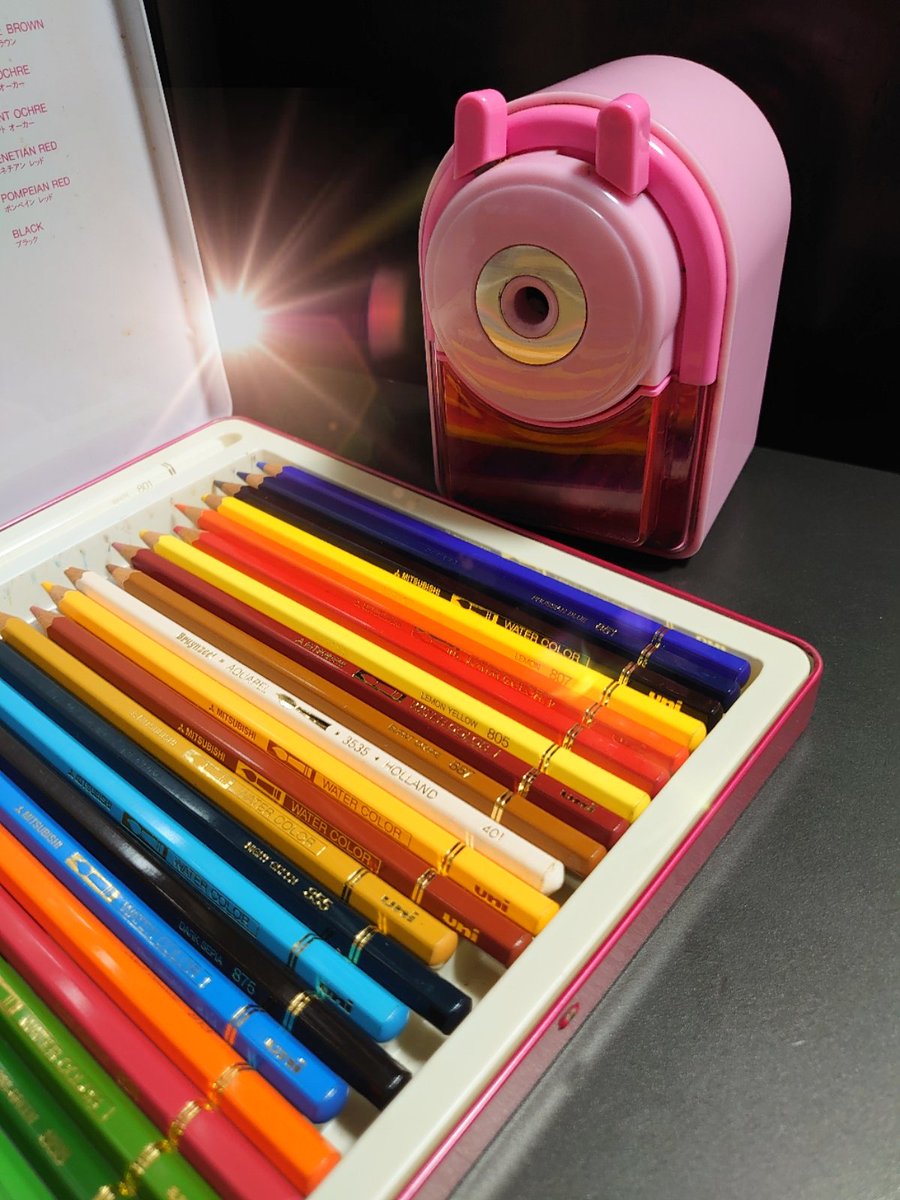 今時 鉛筆削りってその辺でもう売ってないんだねーって衝撃受けているアラサーですw ガチめの文房具行かないとなかった 逆に新宿がそう 口を開けて冷や汗をかいた笑顔 日本に来た当初はコンビニでも売ってたけどな Togetter