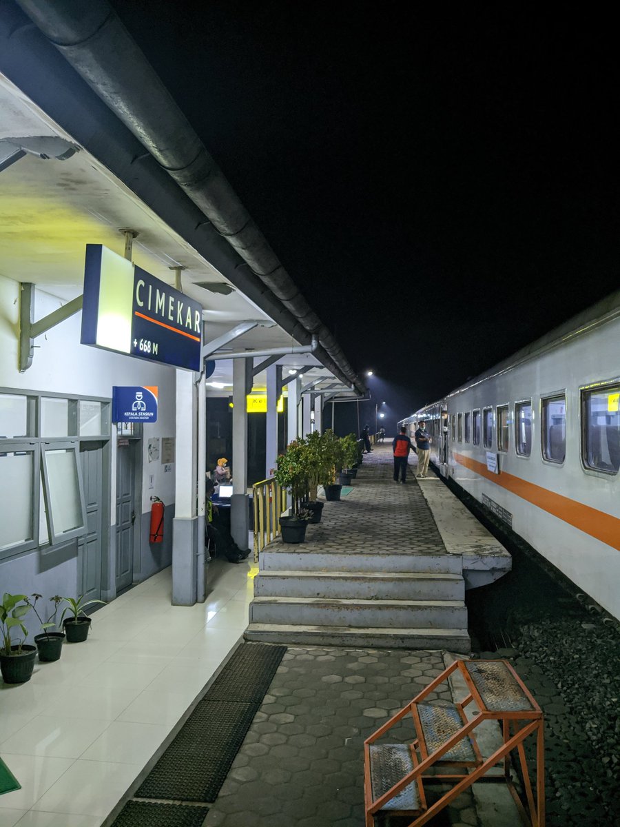 andrianrpratama's tweet photo. Pertama kalinya makan ditempat Sate Maranggi Mang Ujang Stasiun Plered perjalanan pulang pergi dengan KA Lokal Cibatuan . (Rp1.500/tusuk , Nasi Rp3.000) #Purwakarta #Plered https://t.co/Fdcp80Qzsb
