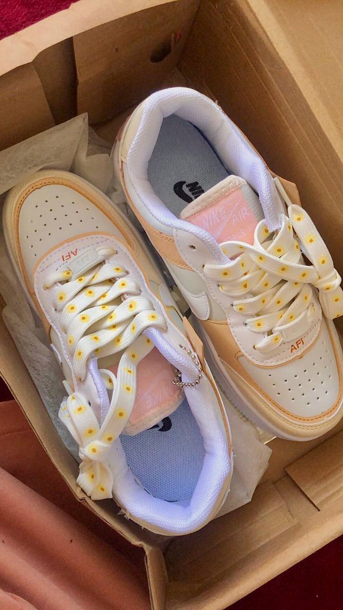 lifeasbulan's tweet photo. Still looking for a present to present to your fav loved one, family member or friend for Valentine’s Day next week?💋

#sneakerlicioussmy has you covered! 
Our personal fav is this Nike Air Force 1 Shadow Daisy. You can get this for RM128 only with free shipping (np RM150)😍 https://t.co/Y7dxTYUeXP