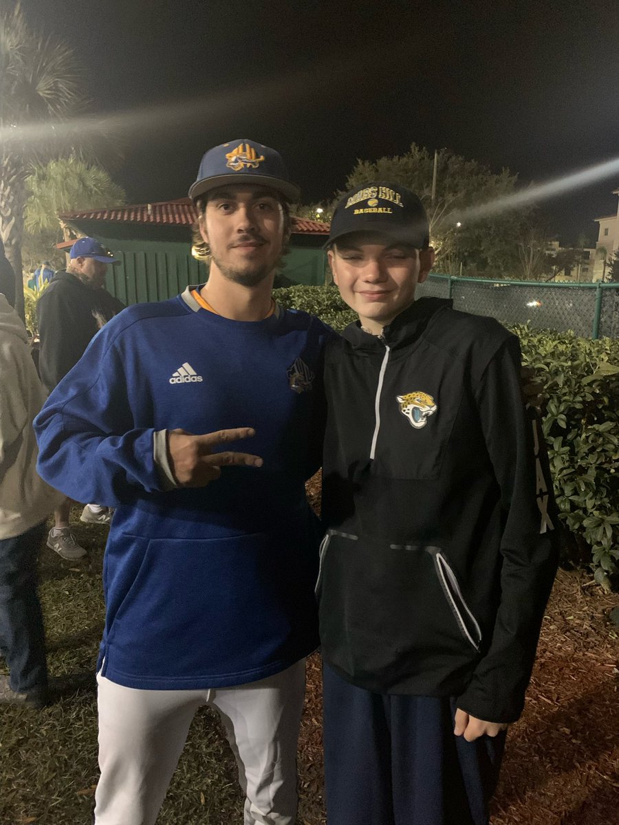 @MillsDaddy99 thought his brother <a href="/quegraves1/">Quentin Graves</a> could use some inspiration in his game vs Saint Leo today. That’s how we roll in the Bokey. Brothers. We got u. I love my boys.