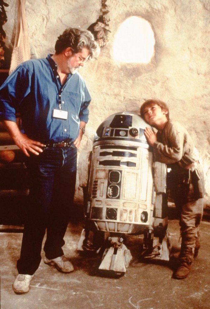 StarWarsW0rld's tweet photo. Behind the Scenes, with George Lucas, Jake Lloyd and R2D2. Wonderful photo https://t.co/jkdpnX8f3S