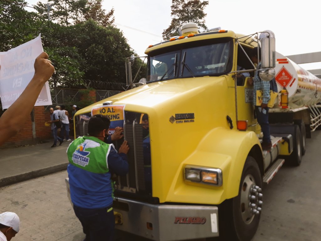 JimmyRubio_'s tweet photo. 2/2 Ayudanos a difundir necesitamos un nuevo congreso que le diga #ProhibirFracking, logramos la suspensión pero duque se invento los pilotos más arreglado y de las maravillas. No a la licencia del Piloto Kalé. #NoAlFracking si a la vida. https://t.co/jOdFKitLEJ