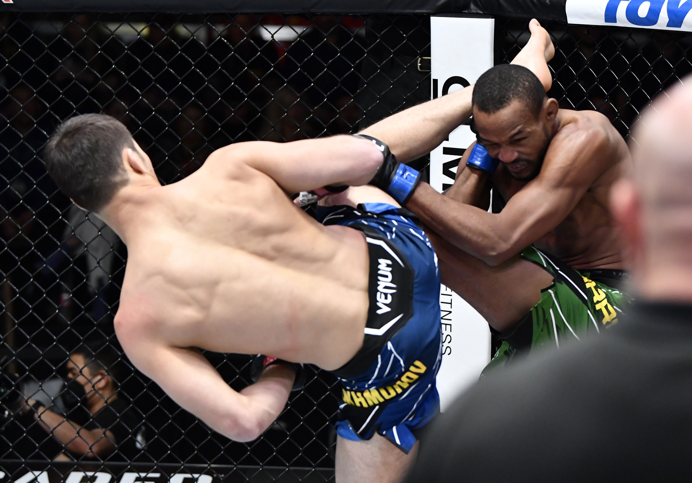 Damon Martin on X: "Shavkat Rakhamov demolishes Carlston Harris with spinning  heel kick and devastating ground and pound at #UFCVegas47 #UFC  https://t.co/J2yVc0Rfhn https://t.co/GGUMsEbV1P" / X