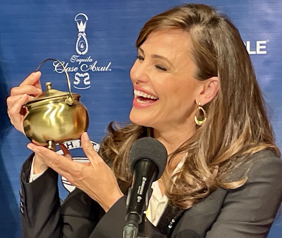 writeonjuliet's tweet photo. Jennifer Garner is digging this Hasty Pudding Woman of the Year honor! https://t.co/P0Gy5jEWWz