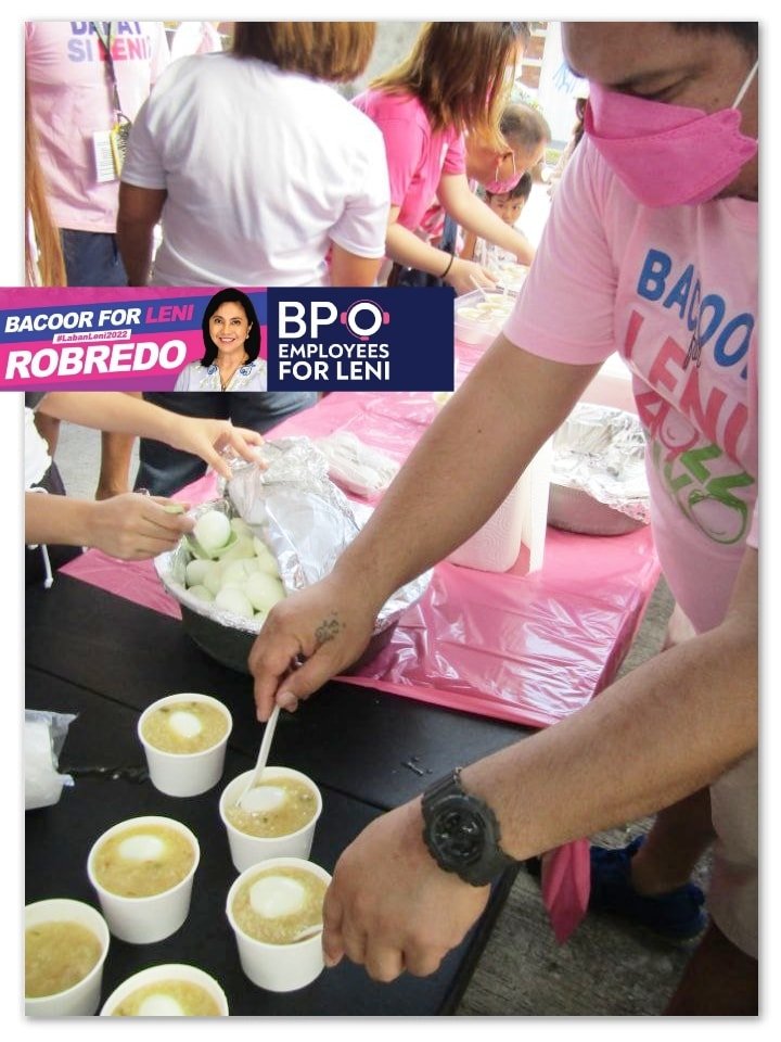 CrushMajor's tweet photo. "Kahit hindi Wednesday, tuloy pa rin ang diwa ng #HelpLikeLeni activities - libreng legal assistance, medical drive, tarp and stickering, at ang signature lugaw sa bayan ng masipag at magiting." - Bacoor for Leni/BPO Employees for Leni
#AngatLahatKayLeni #LeniKiko2022 https://t.co/4lljLQoXQ8