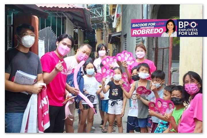 CrushMajor's tweet photo. "Kahit hindi Wednesday, tuloy pa rin ang diwa ng #HelpLikeLeni activities - libreng legal assistance, medical drive, tarp and stickering, at ang signature lugaw sa bayan ng masipag at magiting." - Bacoor for Leni/BPO Employees for Leni
#AngatLahatKayLeni #LeniKiko2022 https://t.co/4lljLQoXQ8