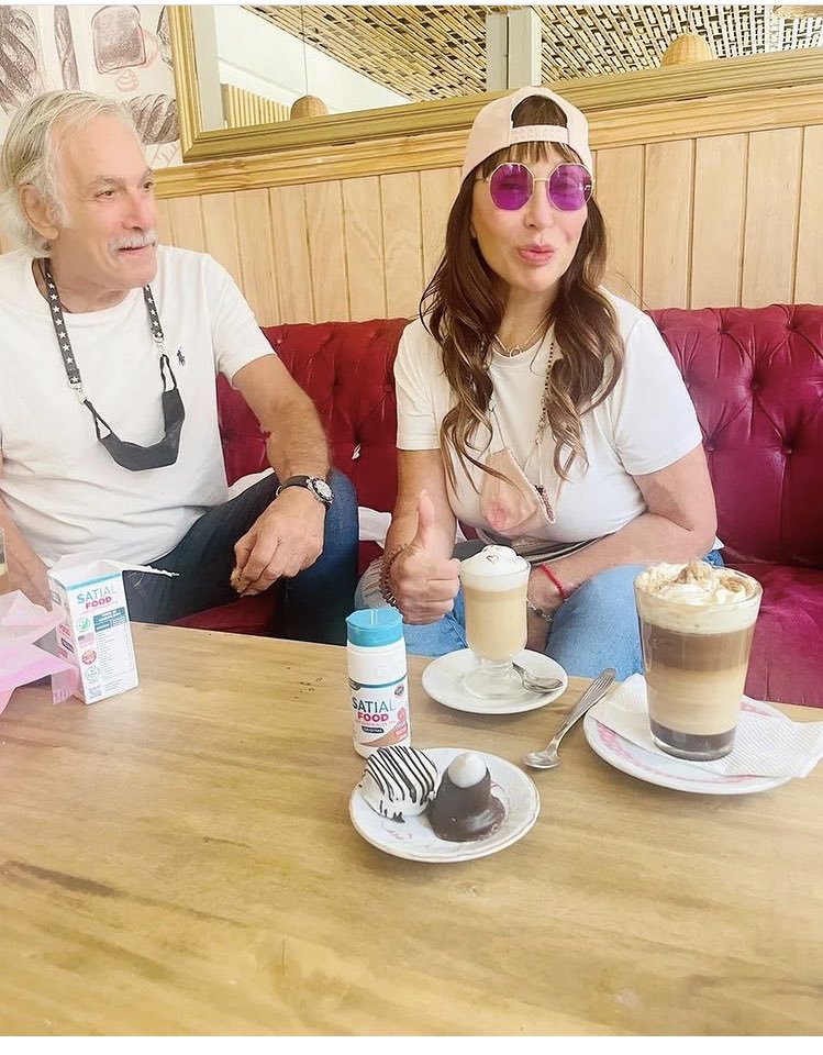 lavidasandwich's tweet photo. Ella tiene 75, él casi 80. Y mirá cómo están, radiantes haciendo el chivo de satial. https://t.co/SNtc5TjIbJ