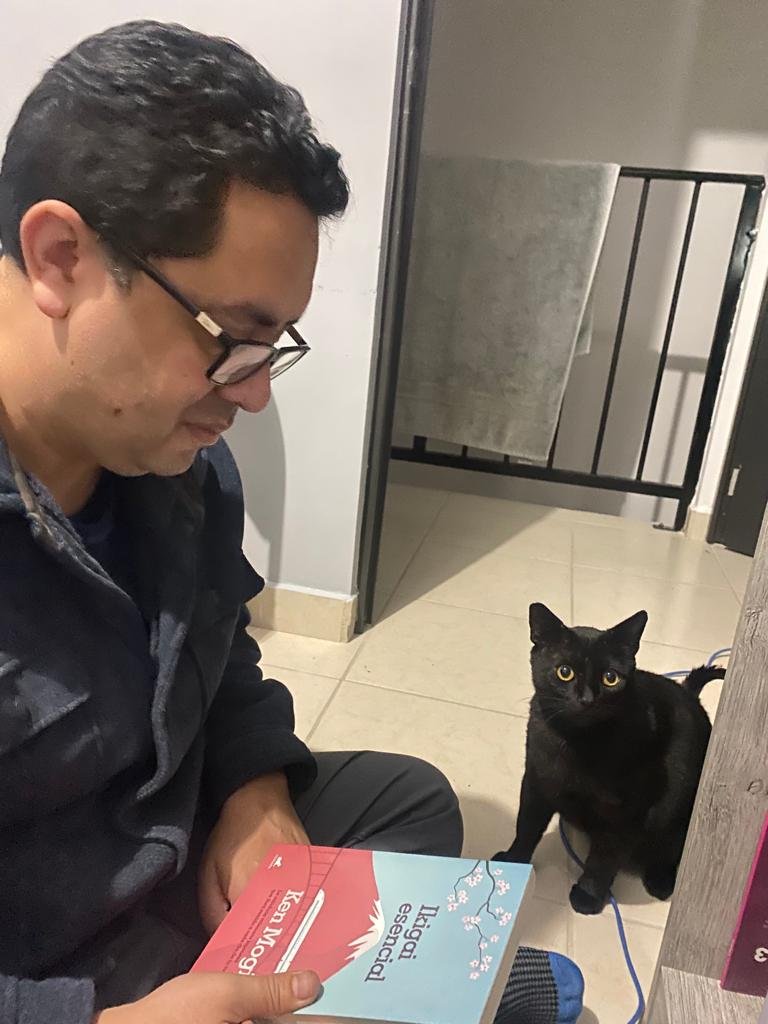 proteo5's tweet photo. O'Malley ayudando a seleccionar cual sera el libro a leer del mes. https://t.co/vt4nNRydgs