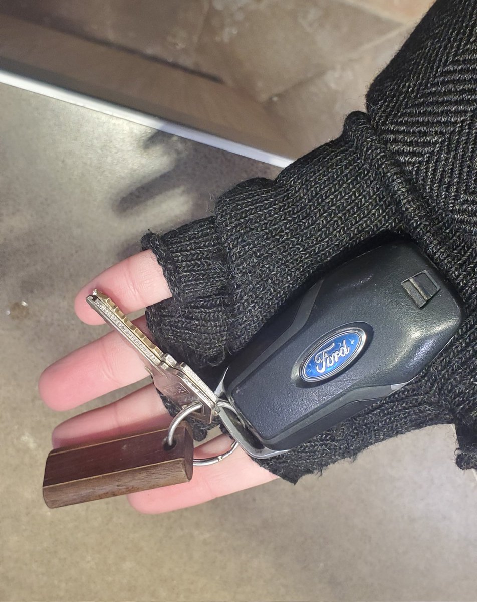 WilsonKM2's tweet photo. I found these keys by the gas station on the corner of Quinpool and Oxford, if anyone can help me complete this particular side quest.
Cc @halifaxnoise #Haifax https://t.co/ZZudecbDNE