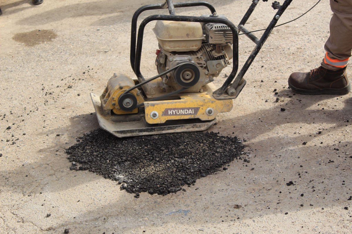 Hoy estuve con el Secretario de Inclusión y Desarrollo Social, Manolo Jiménez Salinas , supervisando las acciones de bacheo en nuestro municipio, por el programa "Nomina tu Bache". El trabajo conjunto entre la comunidad y el gobierno municipal. #ParrasEsTodoTuyo