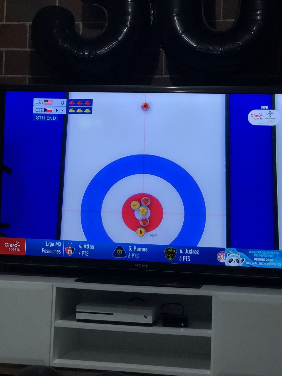Fazua13's tweet photo. Viendo el #Curling por @ClaroSports con mi esposa Checa 🇨🇿 https://t.co/iUg3NLTgRy