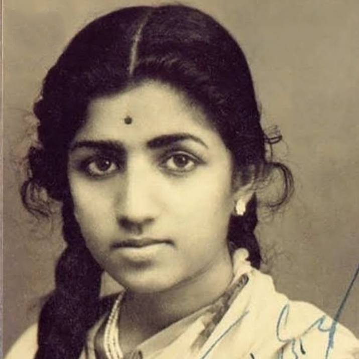 Kuch dil ne kaha, kuch bhi nahi, waisi bhi baatein hoti hai...
Voice of a Nightingale of India, renowned Lata Mangeshkar, not only today, everyday you are with us 🙏🌼
Film: Anupama, 1966
Music: Hemanta Mukhopadhyay
Director: Hrishikesh Mukhopadhyay