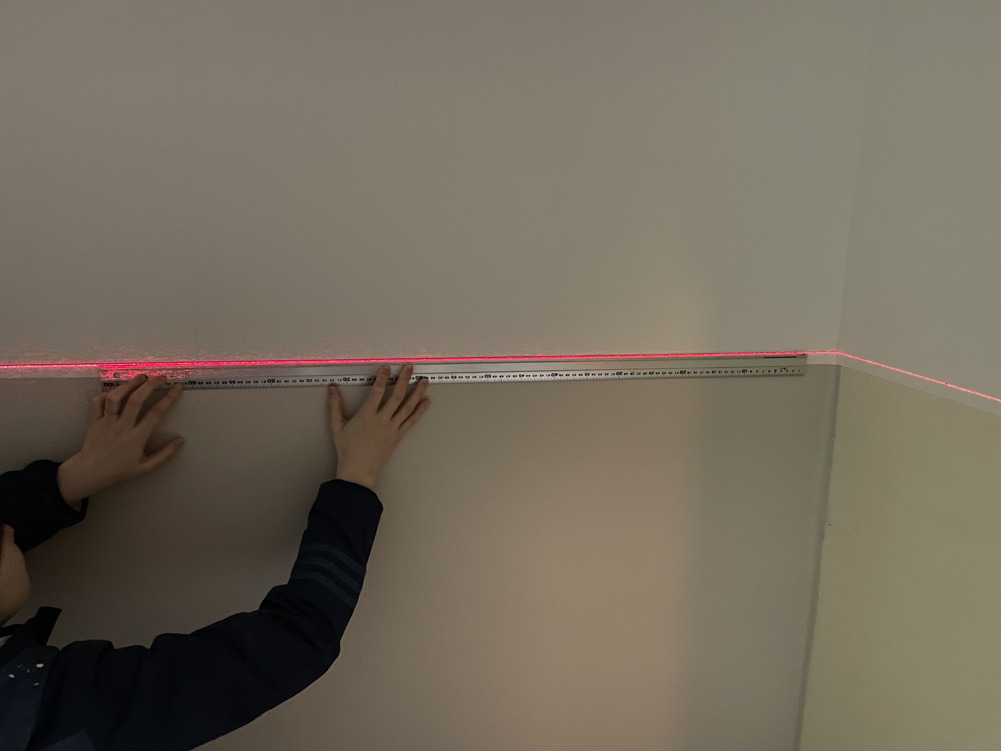 すいか Diy大家 合わせ切りにもレーザー 壁紙をツートンにするための合わせ切りもレーザー水平器を使うとピッタリです 線に合わせて切るだけなので楽ちん しかもレーザーカッコいい Diy 壁紙 合わせ切り レーザー水平器 T Co
